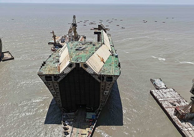 BUET expert team begins investigation into Sitakunda shipbreaking yard disaster that killed nine workers