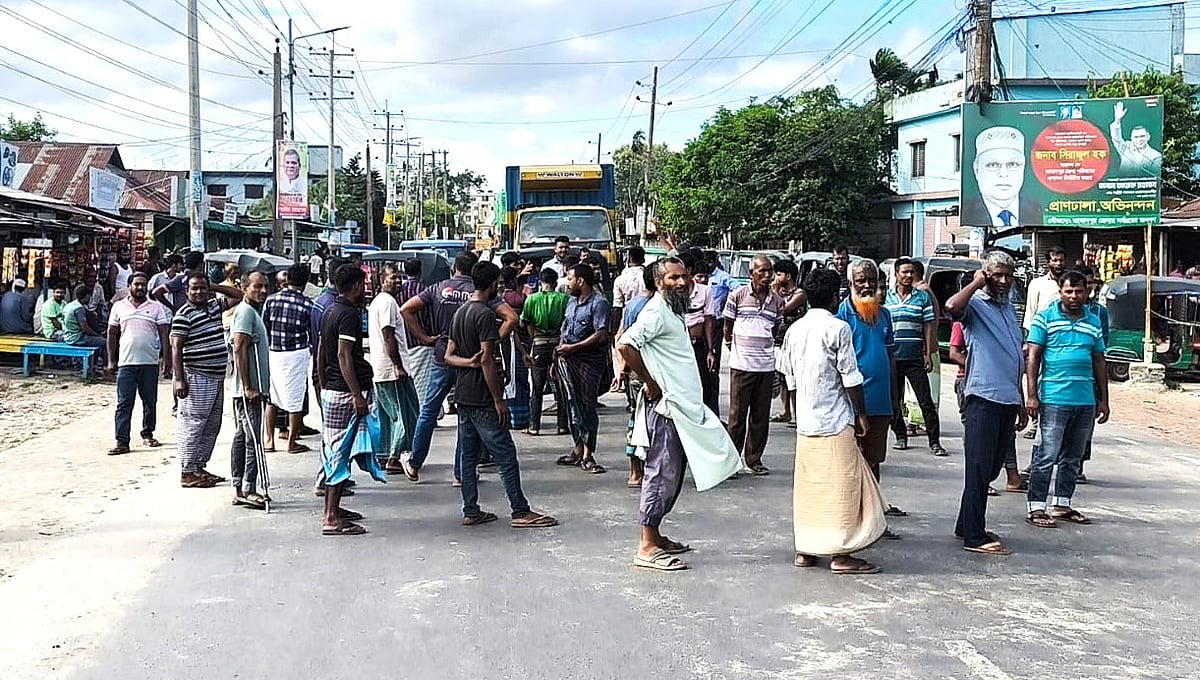 Auto-rickshaw drivers block Jamalpur-Tangail highway over persistent gas supply crisis