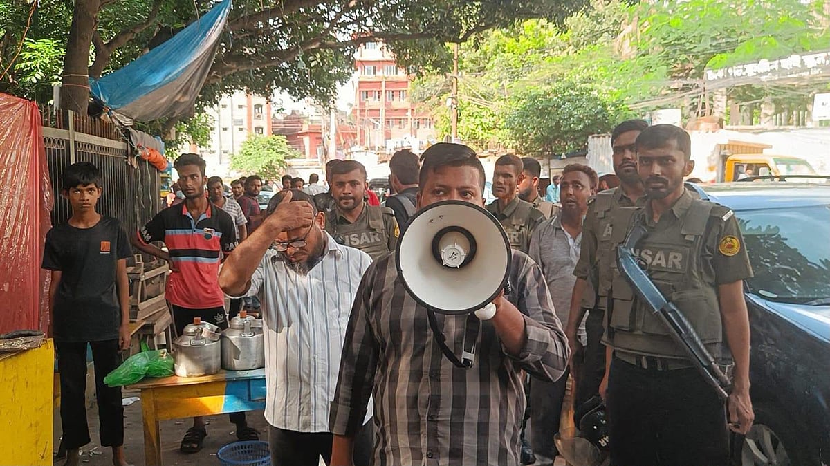 Dhaka South City Corporation orders removal of unauthorized commercial stalls from Bahadur Shah Park