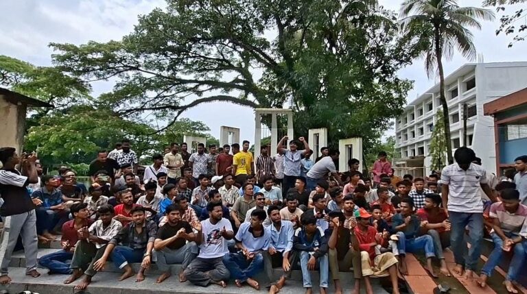 Chatra Dal activists protest alleged irregularities in Dirai family card worker recruitment