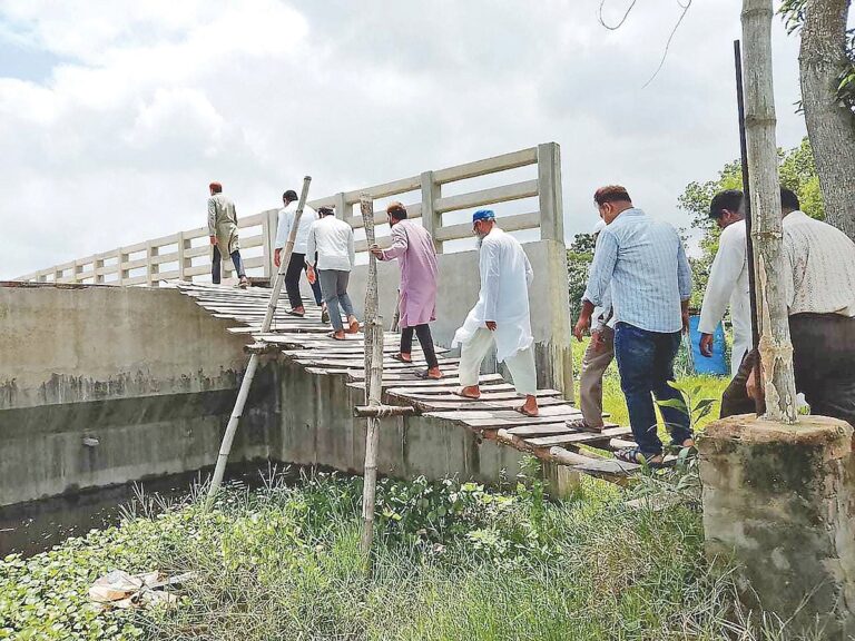 Lack of approach roads leaves newly built Ludhua bridge in Chandpur unusable for thousands