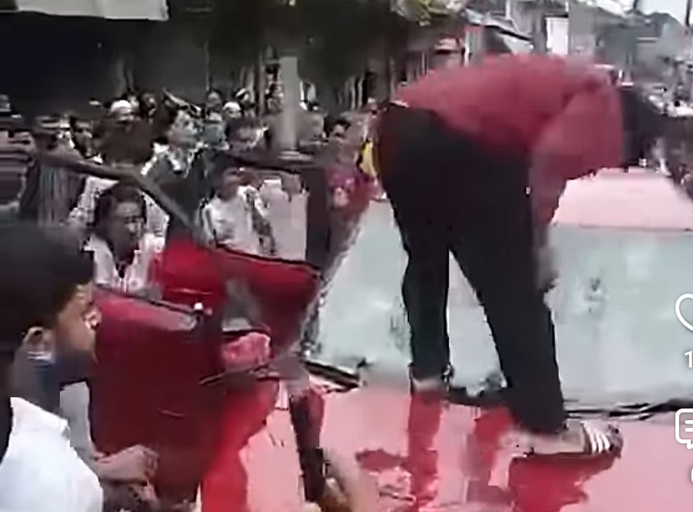 Angry Mob Vandalizes Vehicle in Hathazari Following Reckless Driving Incident That Left Pedestrians Injured