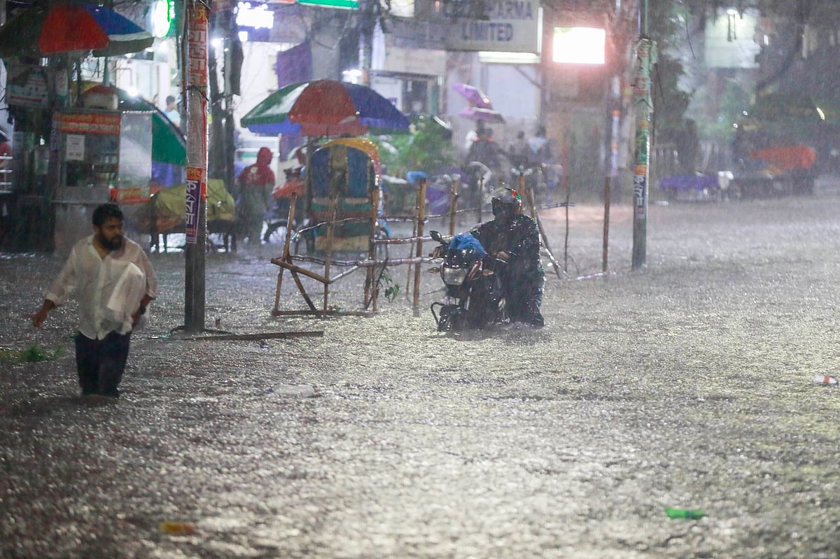 Heavy Rainfall and Intense Thunderstorms Lash Dhaka as Meteorological Department Forecasts Continued Wet Weather