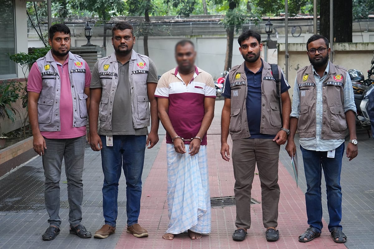 Dhaka Police Arrest Serial Fraudster Impersonating Military Officers and Four Suspected Armed Robbers in Separate Operations