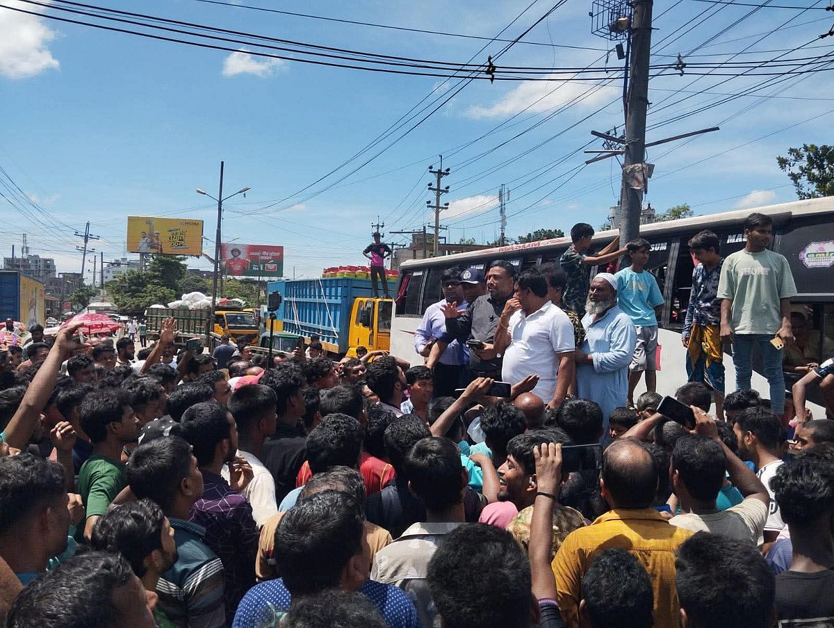 Textile workers block Dhaka-Sylhet highway in Narsingdi over persistent power outages