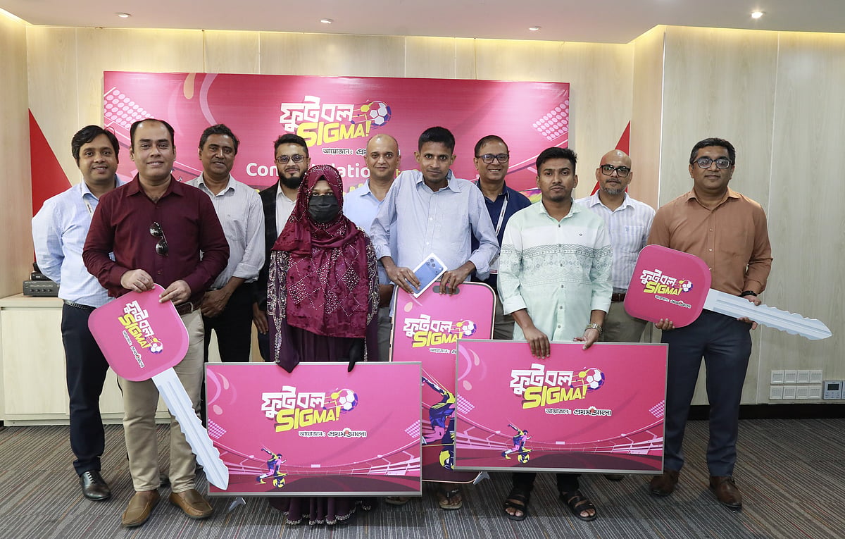 Prothom Alo and bKash award prizes to Football Sigma quiz winners