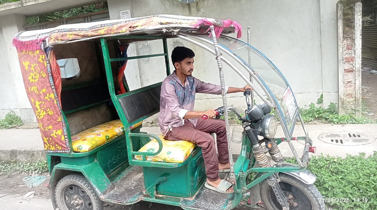 Determined student in Matlab balances college classes and auto-rickshaw driving to support family and education