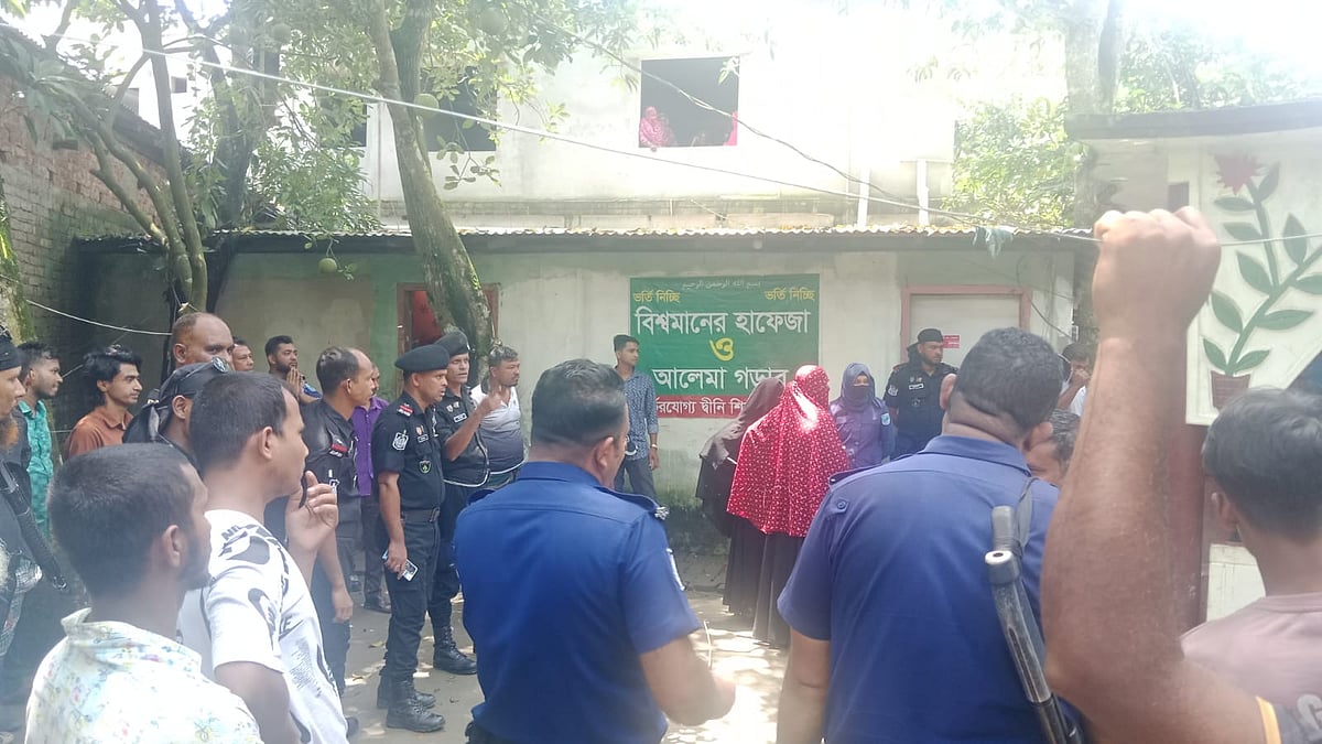 Five students injured in cocktail blast at Madaripur girls madrasa