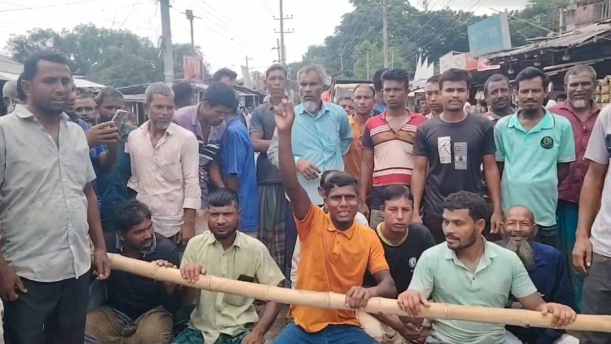 Farmers block Lalmonirhat highway to protest soaring fertilizer prices