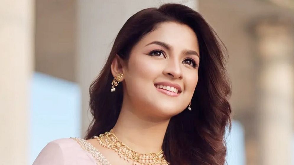 Actress Sadia Ayman prioritizes mental health and career over addressing public rumors