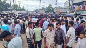 Customers block road in Coxs Bazar after Al-Arafah Islami Bank agent branch officials vanish with 100 million taka