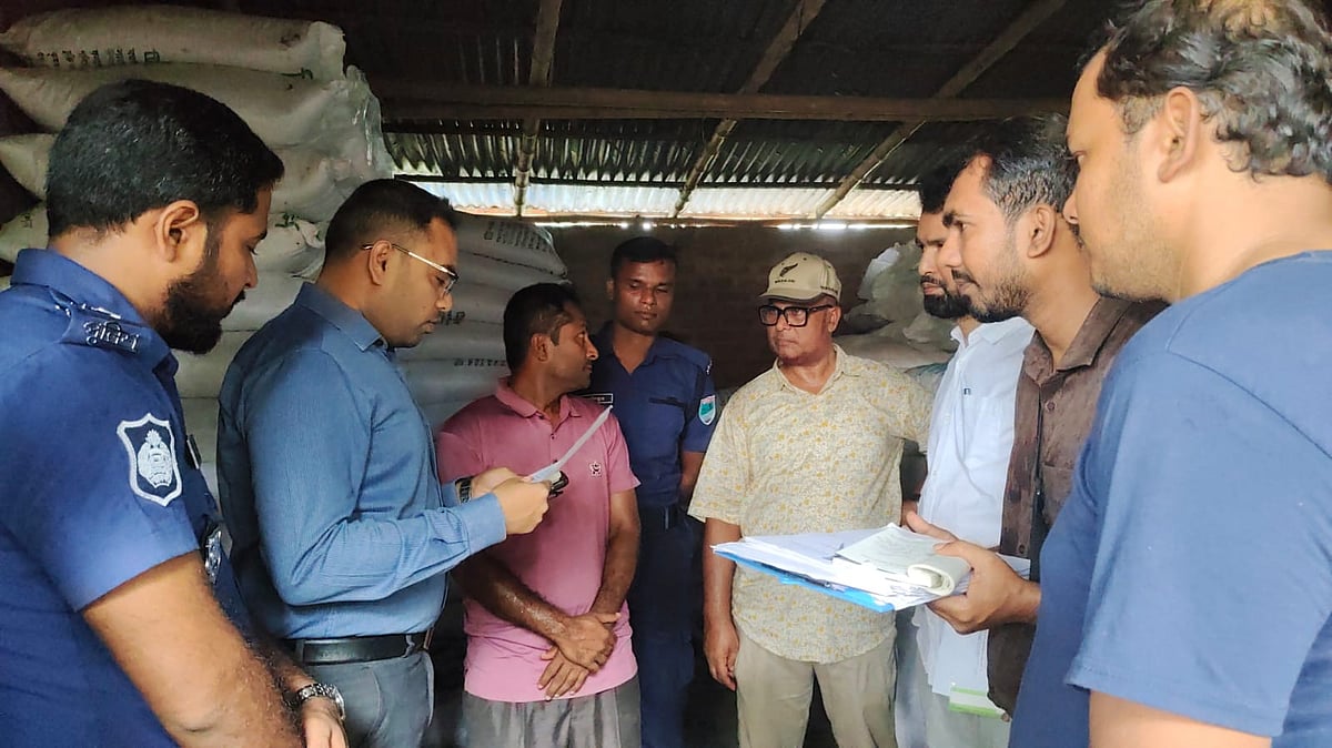 Mobile Court Fines Chougachha Businessman for Illegal Fertilizer Stockpiling