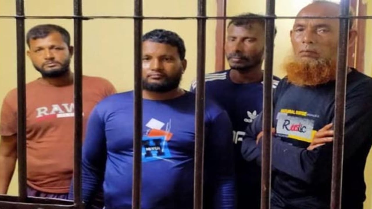 সুন্দরবনে নিষেধাজ্ঞা অমান্য করে মাছ শিকারের দায়ে চার জেলে কারাগারে