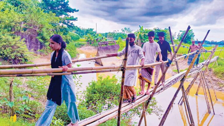 কুলাউড়ায় ফানাই নদীর সেতু ধসে ৩০ গ্রামের মানুষের যোগাযোগ বিচ্ছিন্ন ঝুঁকিতে শিক্ষার্থী ও এলাকাবাসী
