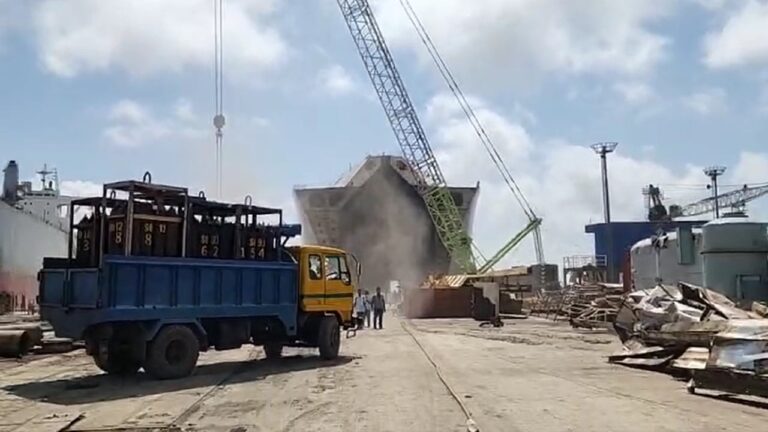 সীতাকুণ্ডে শিপইয়ার্ডে ভয়াবহ বিস্ফোরণ, আহতদের চমেক হাসপাতালে ভর্তি