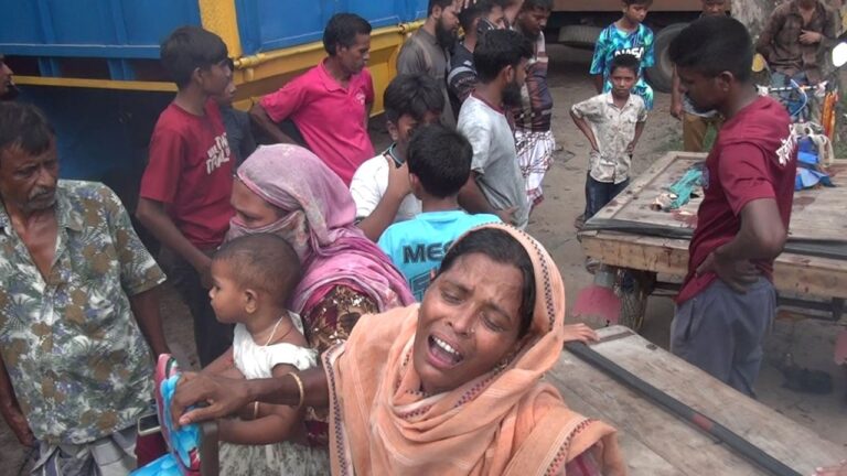 নাটোরে বাসের চাপায় ভ্যানচালক ও যাত্রীসহ নিহত ২