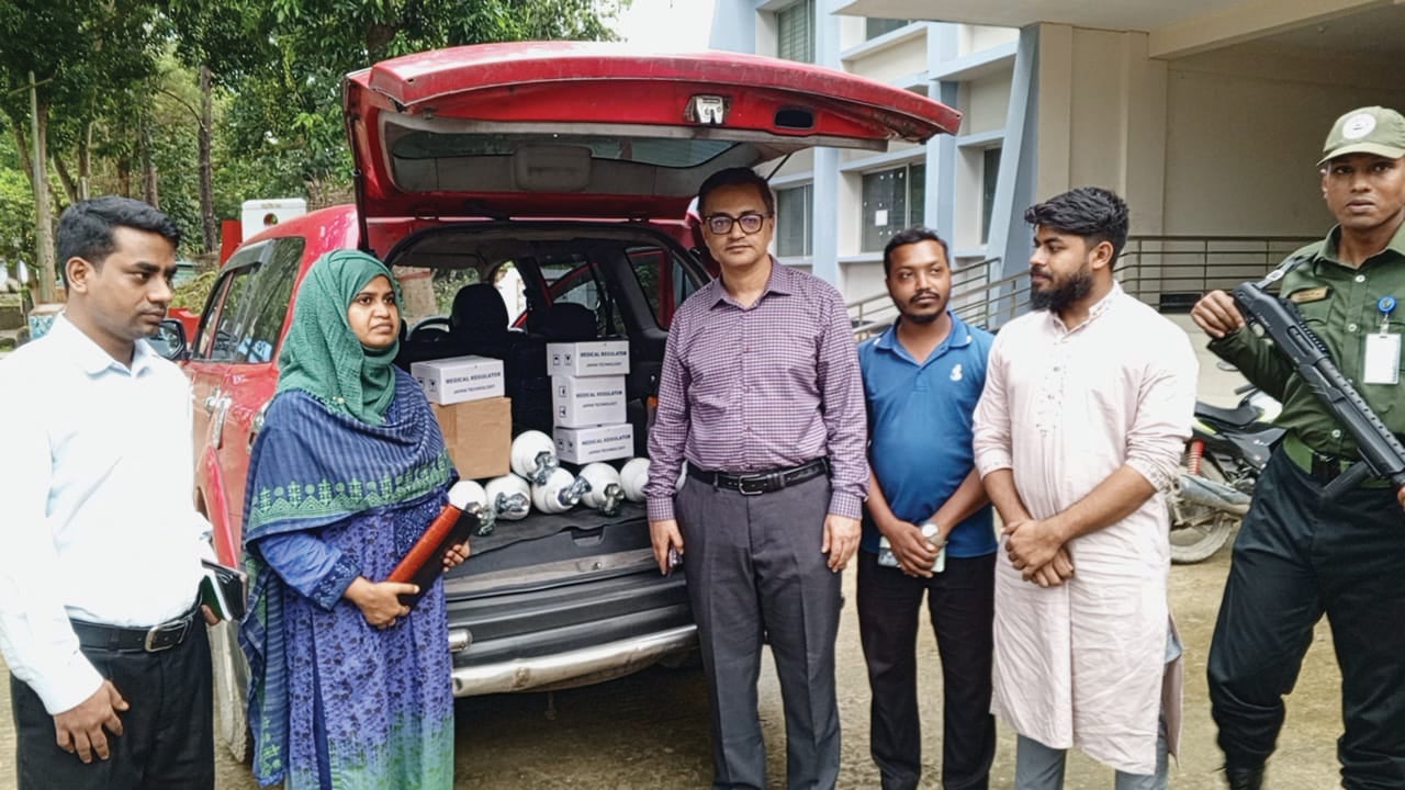 রুমায় হাম নিয়ন্ত্রণে তৎপর প্রশাসন, স্বাস্থ্য কমপ্লেক্সে জরুরি চিকিৎসা সরঞ্জাম হস্তান্তর