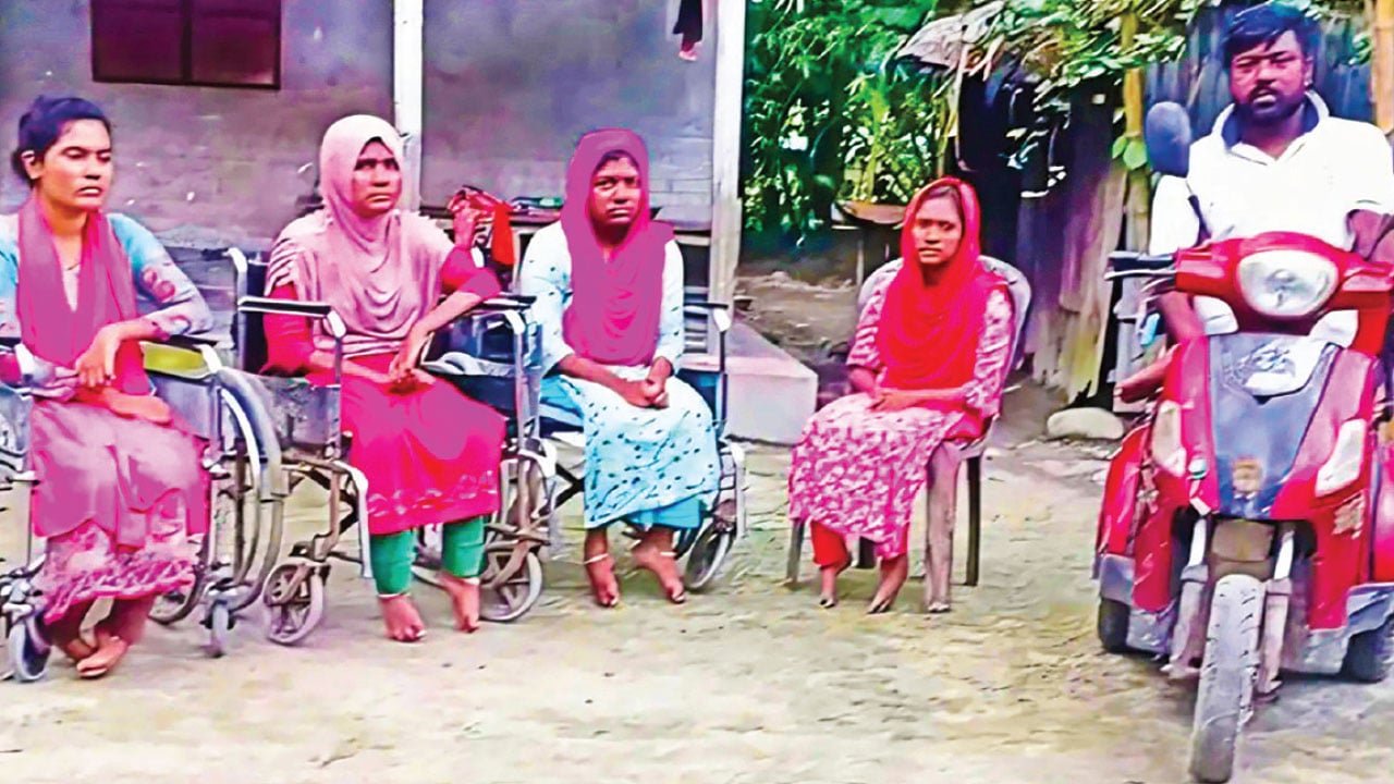 প্রতিবন্ধকতা জয় করে শিক্ষার আলোয় আলোকিত বাজিতপুরের পাঁচ ভাই-বোন