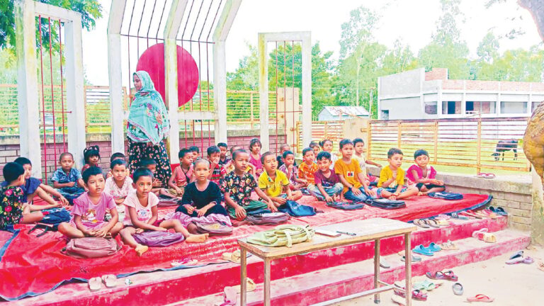 নতুন ভবনের অপেক্ষায় খোলা আকাশের নিচে চিলমারীর ১৮১ শিক্ষার্থীর পাঠদান