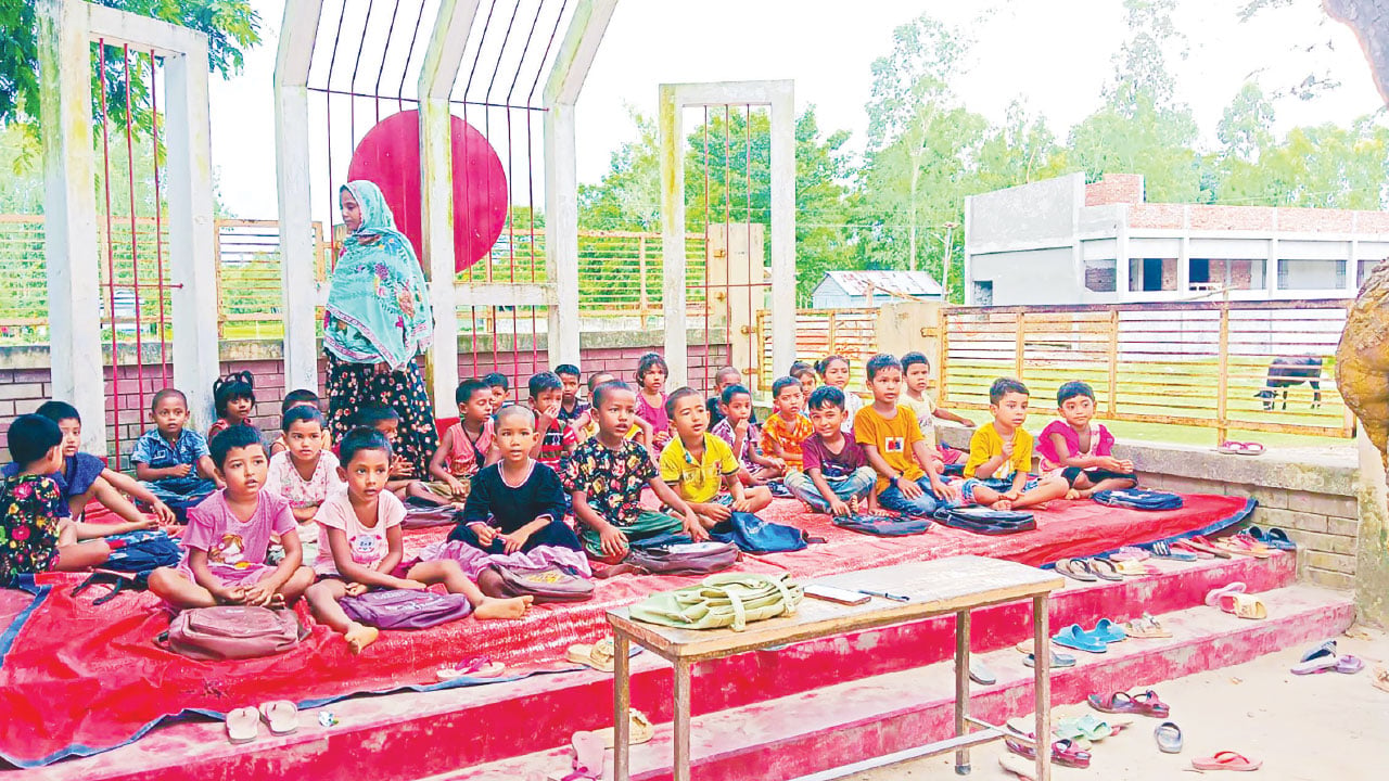 নতুন ভবনের অপেক্ষায় খোলা আকাশের নিচে চিলমারীর ১৮১ শিক্ষার্থীর পাঠদান