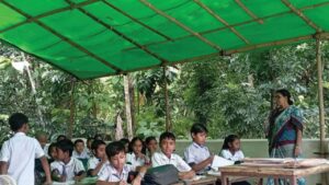 শ্রেণিকক্ষ সংকটে তাঁবুর নিচে পাঠদান, চরম ভোগান্তিতে খুলনার পাইকগাছার শিক্ষার্থীরা