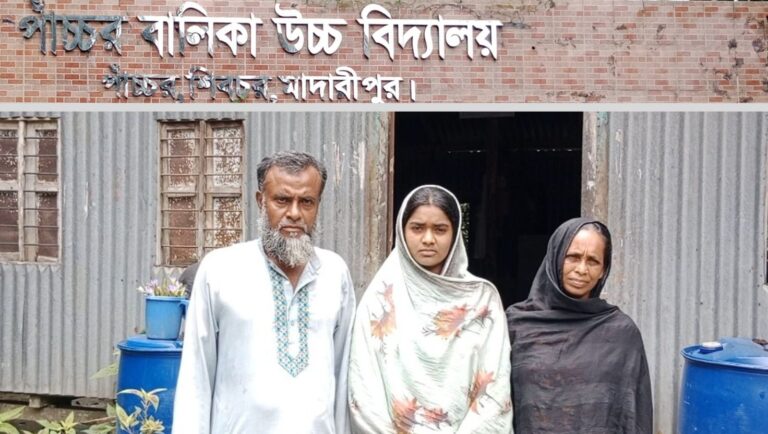 নদীভাঙন ও দারিদ্র্য জয় করে জিপিএ-৫ পেল অদম্য আমেনা