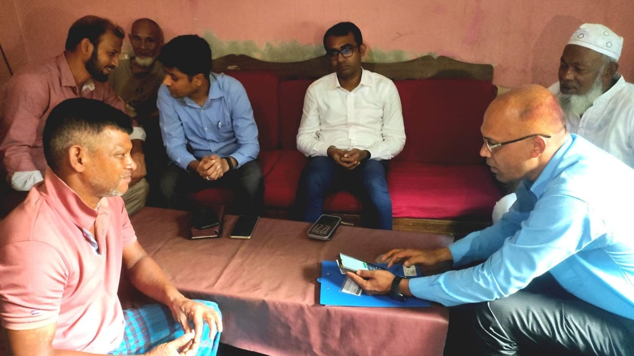 রাউজানে কৃষক কার্ডের তথ্য সংগ্রহ কার্যক্রম পরিদর্শন করলেন ইউএনও