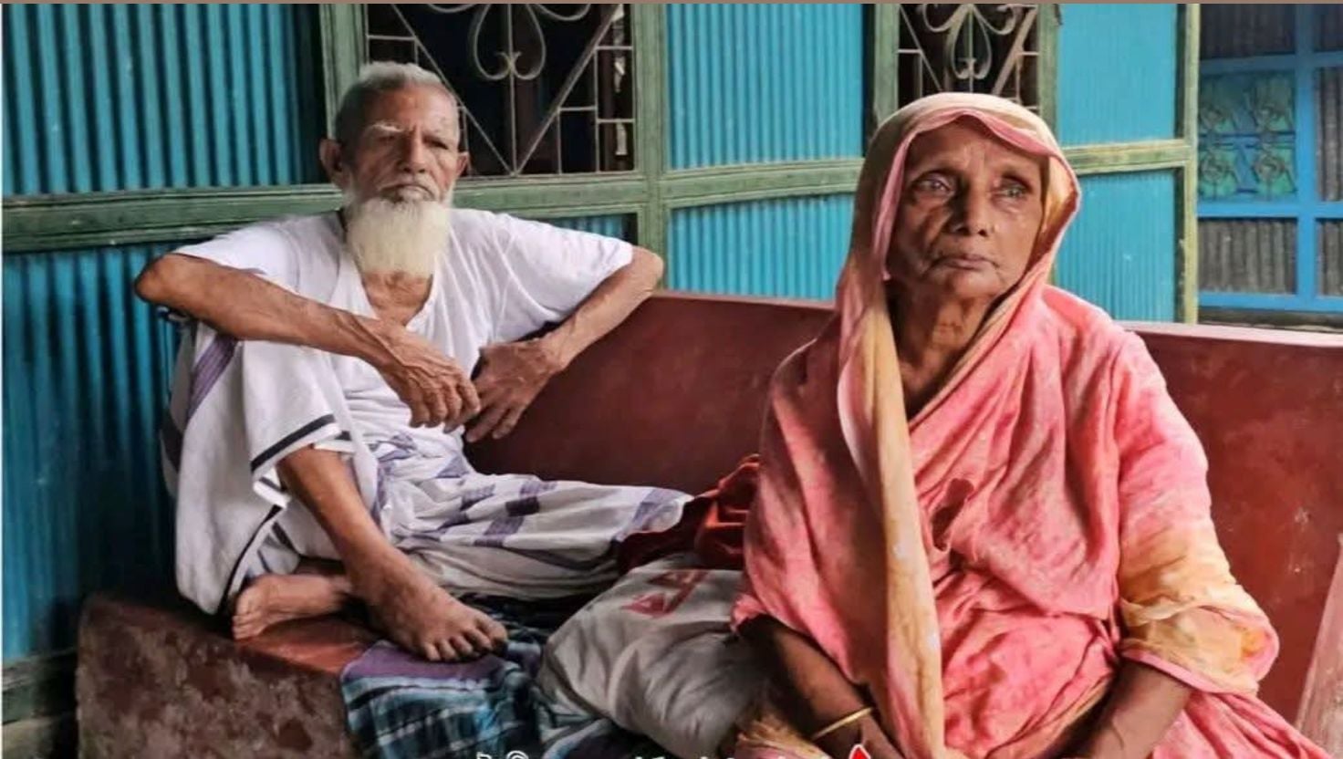 সম্পত্তি লিখে না দেওয়ায় বৃদ্ধ বাবা-মাকে ঘরছাড়া করল তিন সন্তান