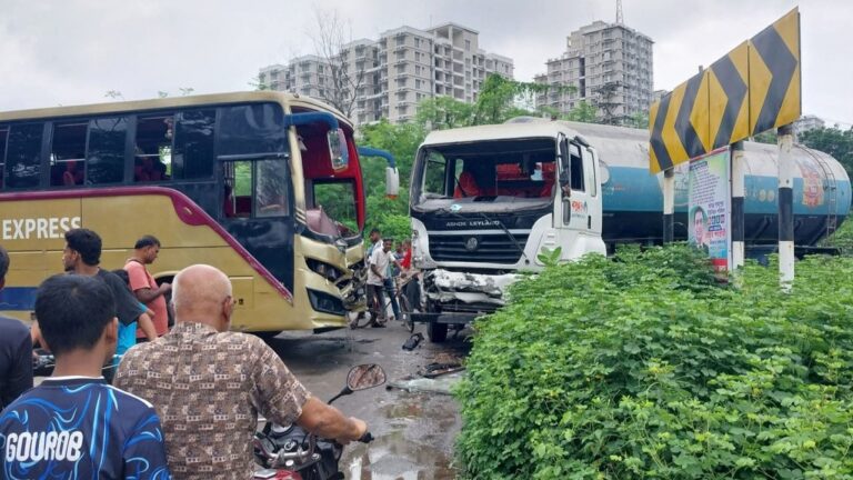ঈশ্বরদীতে বাস ও এলপিজি ট্যাঙ্কারের সংঘর্ষে আহত ১৫