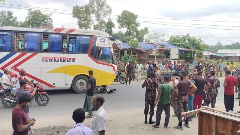 নওগাঁয় বাসের ধাক্কায় মোটরসাইকেল আরোহী নিহত