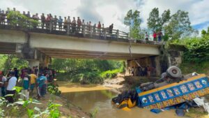 রাজনগরে ব্রিজের রেলিং ভেঙে খালে পড়া ট্রাকে চালক নিহত আহত এক