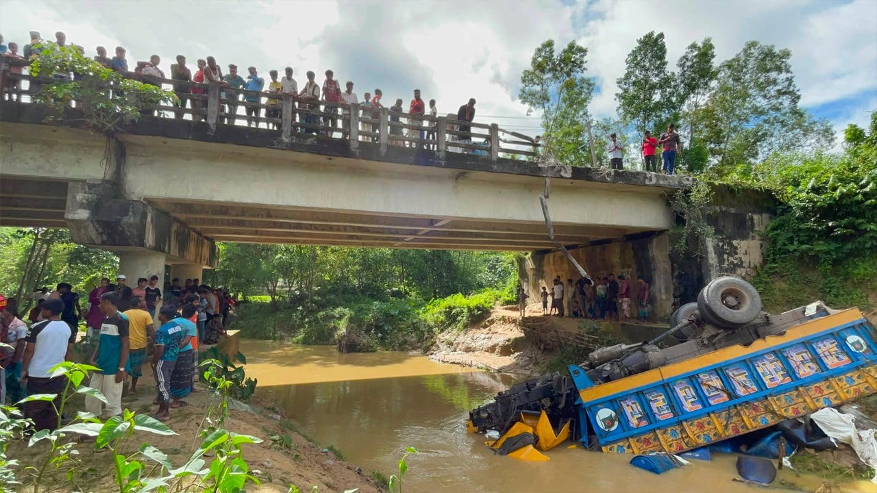 রাজনগরে ব্রিজের রেলিং ভেঙে খালে পড়া ট্রাকে চালক নিহত আহত এক