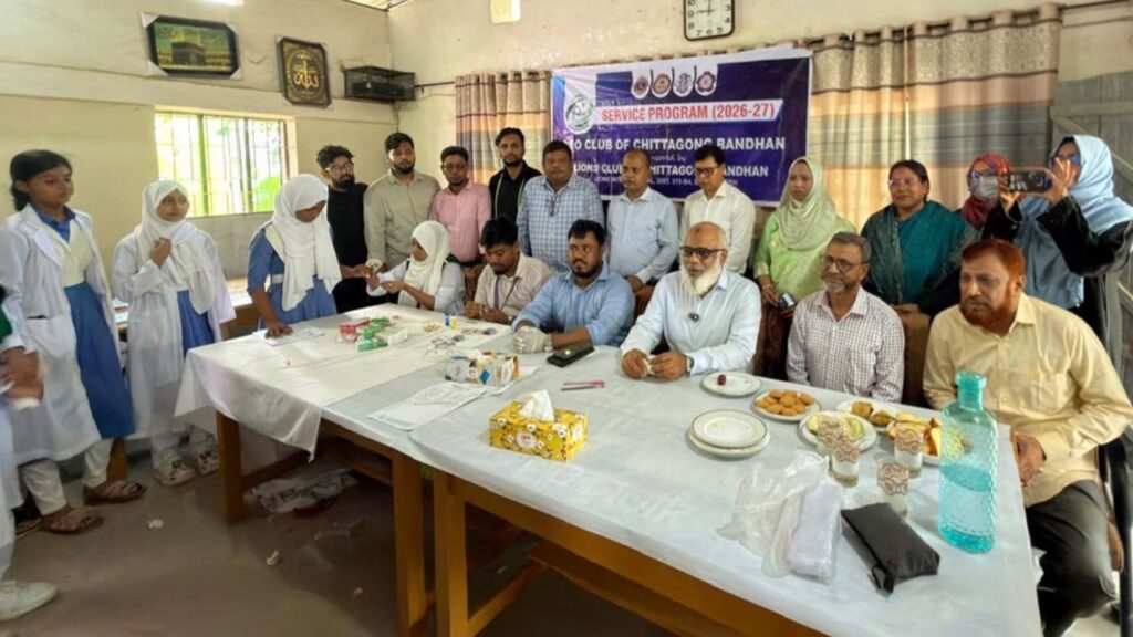 সীতাকুণ্ডে শিক্ষার্থীদের বিনামূল্যে রক্তের গ্রুপ নির্ণয় ও চারাগাছ বিতরণ