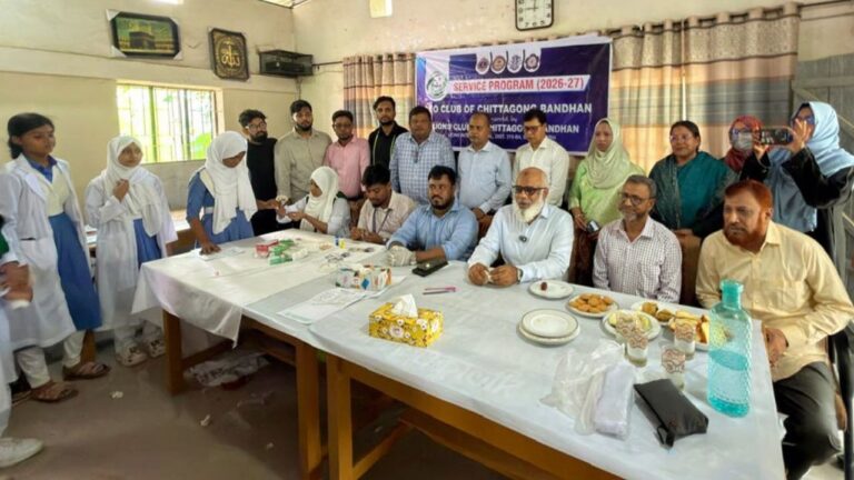 সীতাকুণ্ডে শিক্ষার্থীদের বিনামূল্যে রক্তের গ্রুপ নির্ণয় ও চারাগাছ বিতরণ