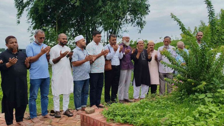 জুলাই গণঅভ্যুত্থানের শহীদদের কবরে কক্সবাজার সাংবাদিক নেতাদের শ্রদ্ধা ও পরিবারের সাথে সাক্ষাৎ
