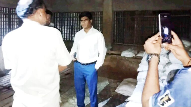 গাইবান্ধায় সাবেক ইউপি চেয়ারম্যানের বাড়িতে বিপুল পরিমাণ সার জব্দ ও জরিমানা