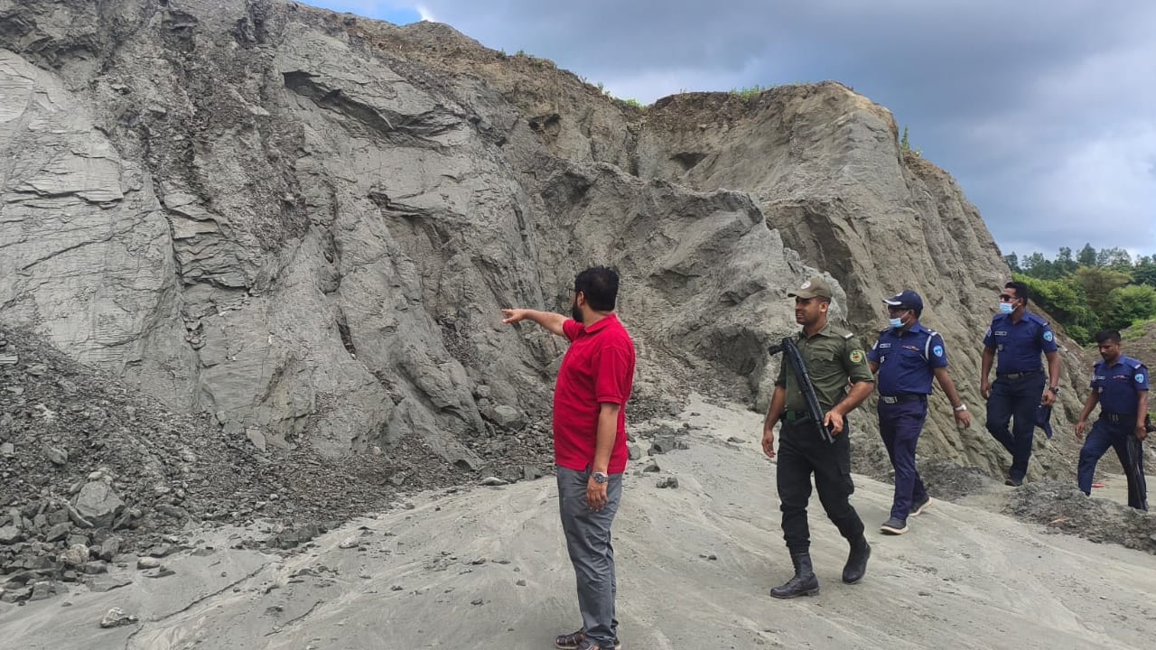 লামায় পাহাড় কেটে ইটভাটা পরিচালনার দায়ে সাড়ে ৩ লাখ টাকা জরিমানা
