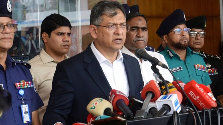 অবৈধ অস্ত্র উদ্ধারে তথ্যদাতাকে ২ লাখ টাকা পুরস্কার ঘোষণা স্বরাষ্ট্রমন্ত্রীর ব্যর্থ কর্মকর্তাদের বিরুদ্ধে কঠোর ব্যবস্থার হুঁশিয়ারি