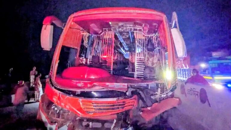বগুড়ায় দাঁড়িয়ে থাকা ট্রাকে বাসের ধাক্কা, নিহত ২