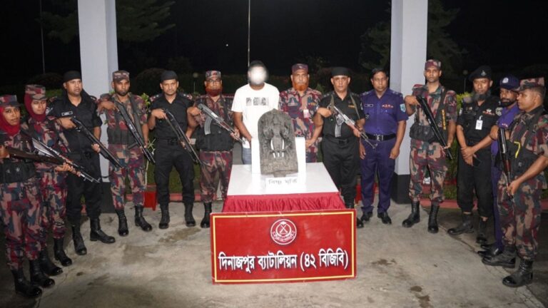 দিনাজপুরে ৩২ লাখ টাকার কষ্টিপাথরের বিষ্ণুমূর্তি উদ্ধার, আটক ১