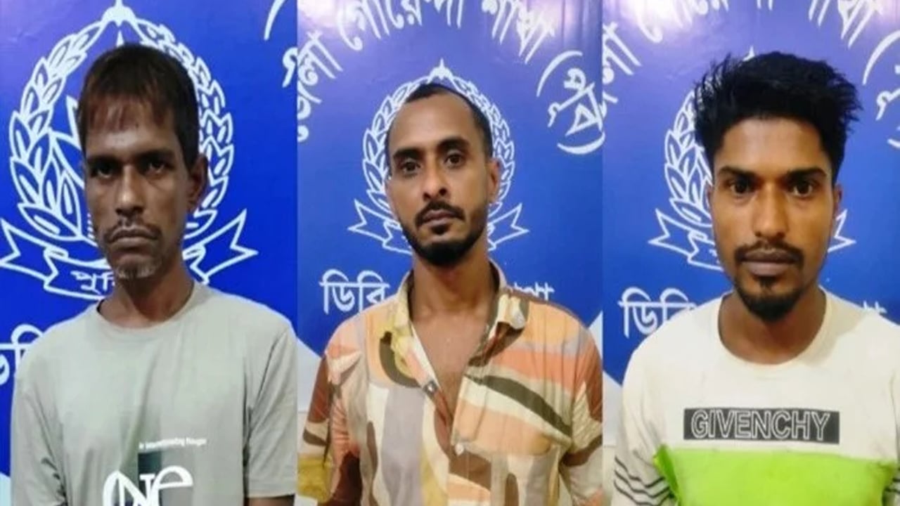 নেত্রকোনায় অনলাইন জুয়াড়ি চক্রের তিন সদস্য আটক জব্দ মোবাইল ও আলামত