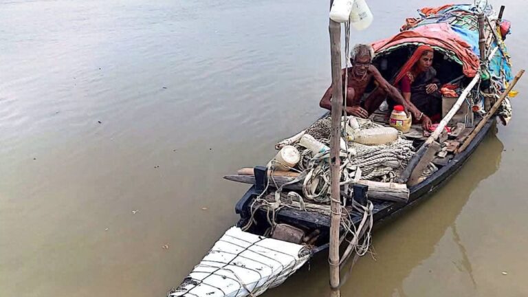 কপোতাক্ষের ঢেউয়ে ভাসমান সুখেন-নমিতার অর্ধশতাব্দীর জীবনযুদ্ধ ও আশ্রয়ের আকুতি