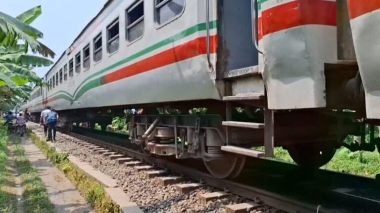 জয়পুরহাটে বরেন্দ্র এক্সপ্রেসের চাকা বিকল, তিন ঘণ্টা পর ট্রেন চলাচল স্বাভাবিক