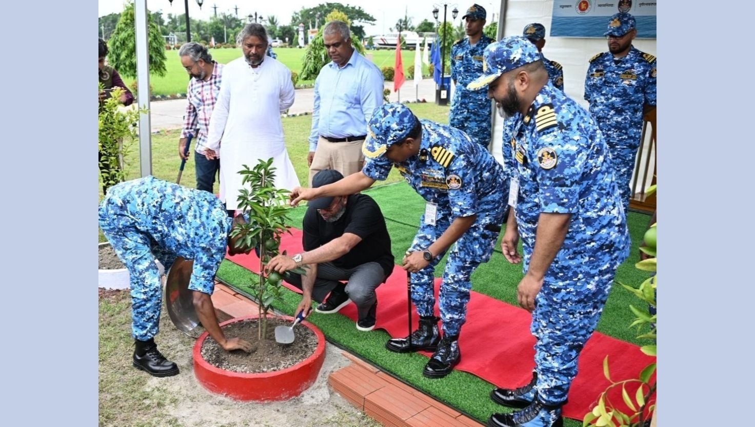 উপকূল রক্ষায় মোংলায় কোস্ট গার্ডের বৃক্ষরোপণ কর্মসূচি শুরু