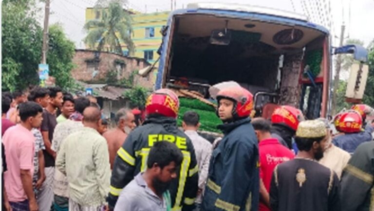 বগুড়ায় যাত্রীবাহী বাসচাপায় ৬ শ্রমিক নিহত আহত ১৫