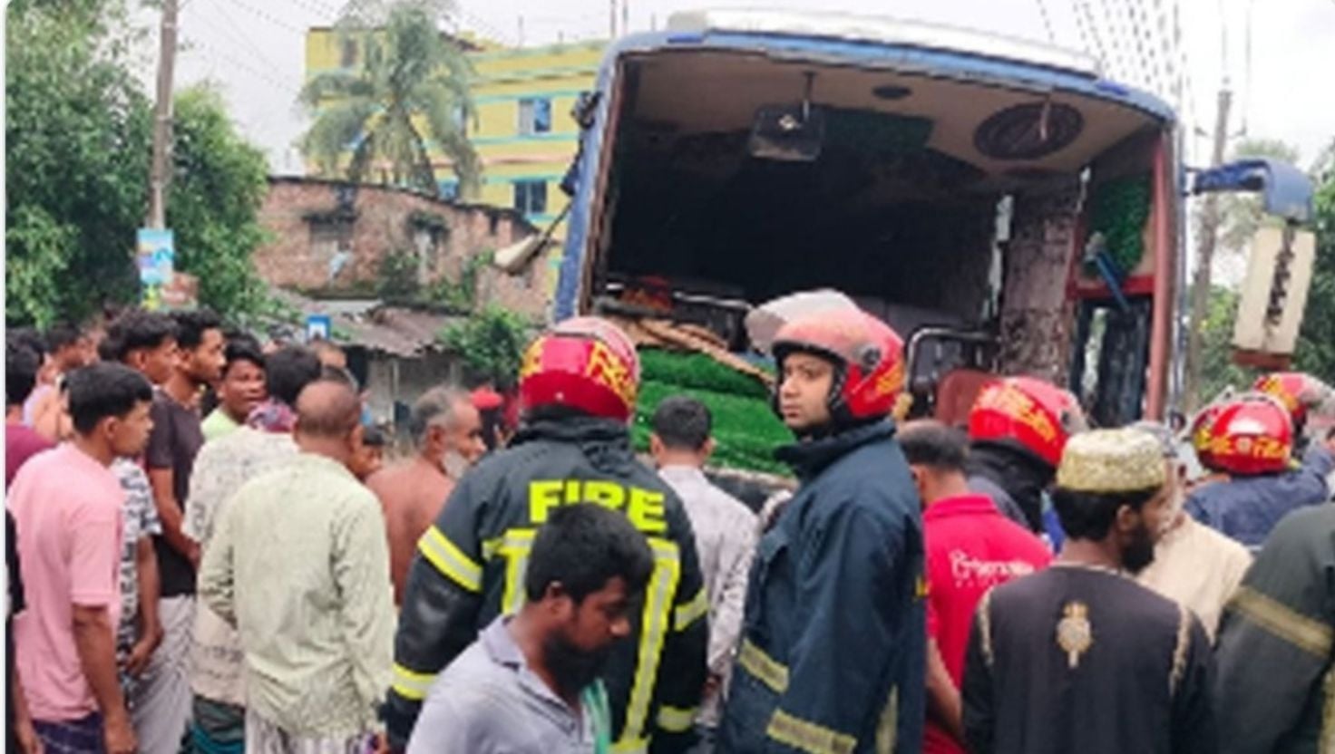 বগুড়ায় যাত্রীবাহী বাসচাপায় ৬ শ্রমিক নিহত আহত ১৫