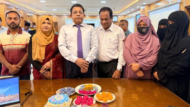 বরিশালে ফল ও সবজির রসে প্রাকৃতিক খাদ্যরঙ উদ্ভাবন করে সাড়া ফেলেছেন নারী উদ্যোক্তা