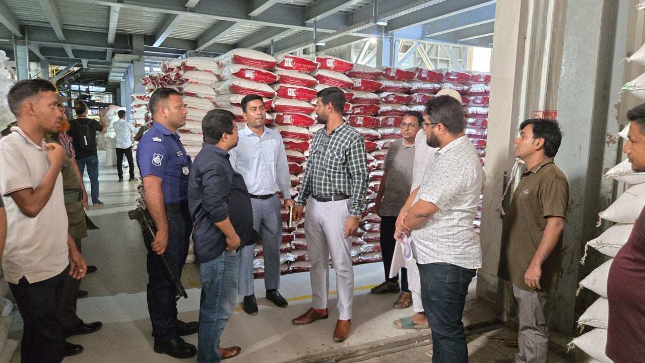 নওগাঁয় অবৈধভাবে চাল মজুত ও কৃত্রিম সংকট তৈরির দায়ে দুই মিলকে জরিমানা