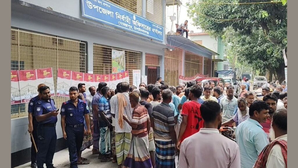 চাঁপাইনবাবগঞ্জে সারের দাবিতে কৃষকদের বিক্ষোভ প্রশাসনিক আশ্বাসে সমাধান তৎপরতা