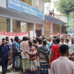 চাঁপাইনবাবগঞ্জে সারের দাবিতে কৃষকদের বিক্ষোভ প্রশাসনিক আশ্বাসে সমাধান তৎপরতা